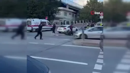 Beyoğlu’nda otomobil ile motosiklet çarpıştı: 1 yaralı