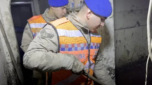 İstanbul’daki sel sonrası jandarma ekipleri 8 ev, 17 depo ve su kanalını temizledi