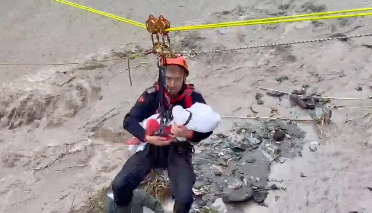 Kurtarma operasyonunda ninni söyleyerek bebeği uyutan AFAD personeli o anları anlattı