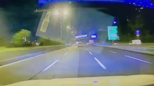 Bağcılar’da makas atarak kazaya neden oldular, araçtan inip kaçtılar