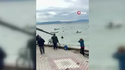 Lodosun batırdığı tekneler vinçle denizden çıkarılıyor