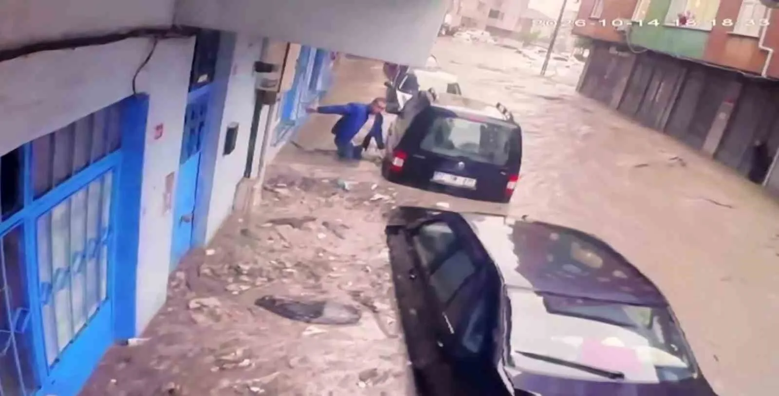 Ayazağa’da sel felaketinde araçların üst üste bindiği anlar görüntülendi