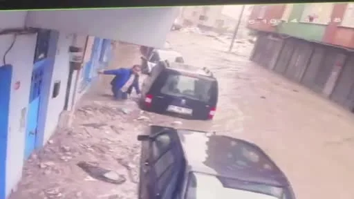 Ayazağa’da sel felaketinde araçların üst üste bindiği anlar görüntülendi