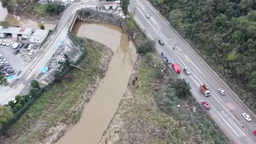 Cendere Deresi’nden otomobil çıkarıldı: O anlar böyle görüntülendi