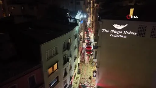 Beyoğlu’nda 6 katlı binanın çatısında korkutan yangın