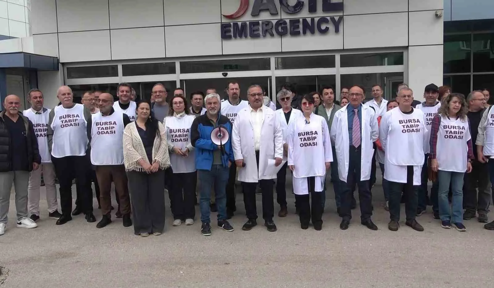 Bursa’da NEV Hastanesi önünde 6 aydır maaşlarını alamayan hekimlerden eylem