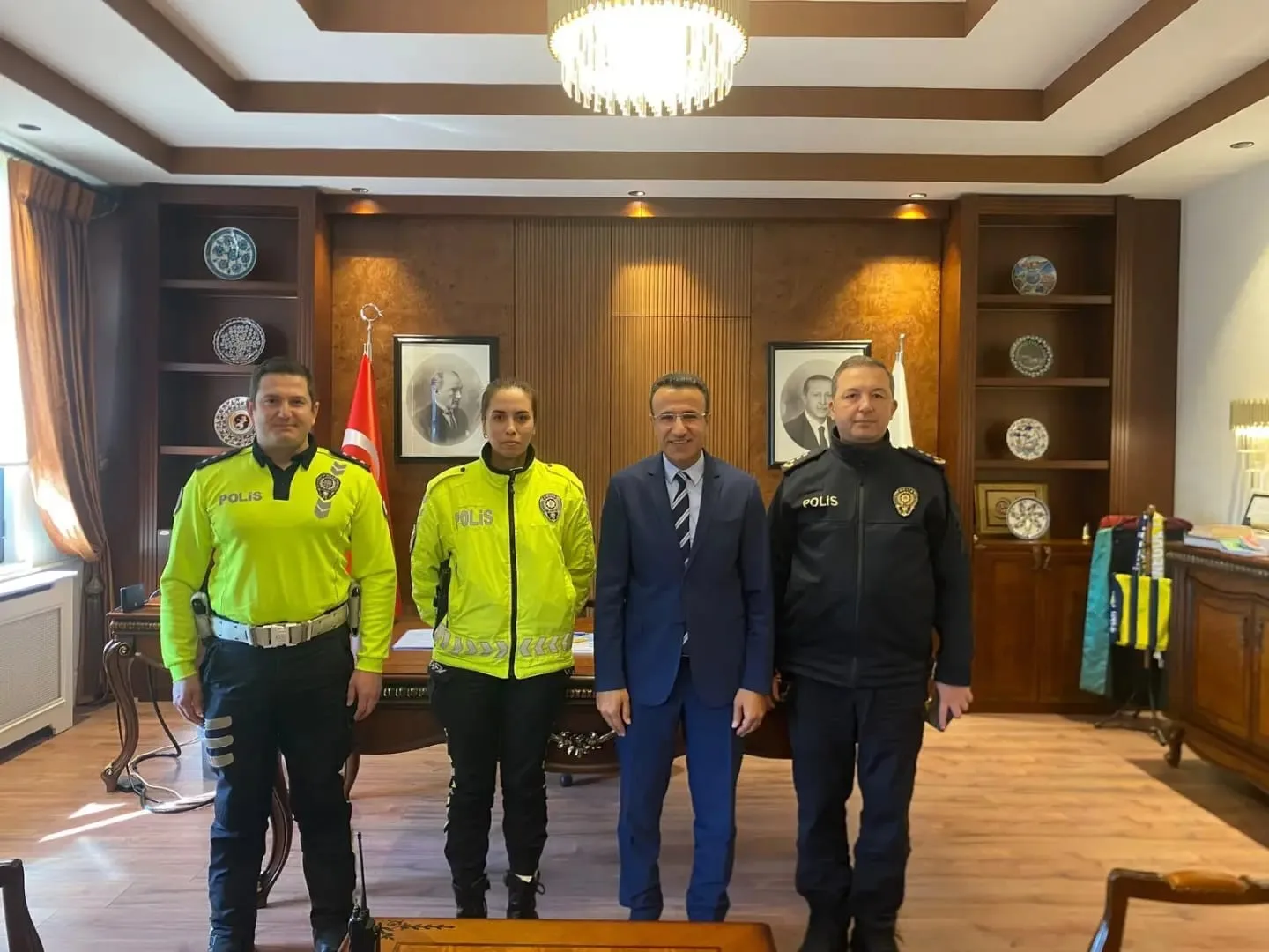 Yaralı genci yağmurdan şemsiyeyle koruyan polise başarı belgesi