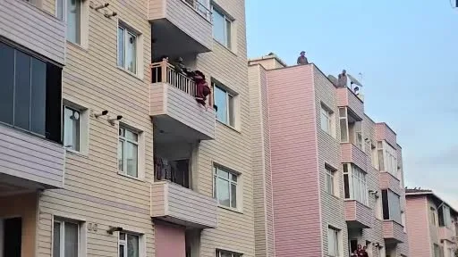 Beylikdüzü’nde balkonda intihar girişiminde bulunan kişiyi ailesi engelledi