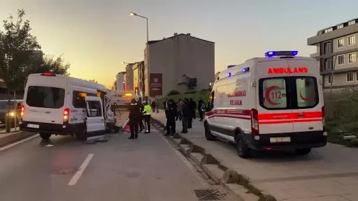 Arnavutköy’de servis minibüsü hafriyat kamyonuna çarptı: 9 yaralı