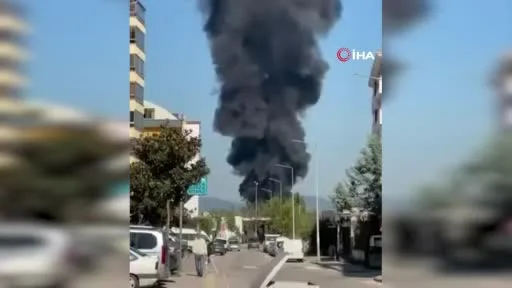 Bursa’da geri dönüşüm deposunda yangın: Dumanlar kent merkezinden görüldü