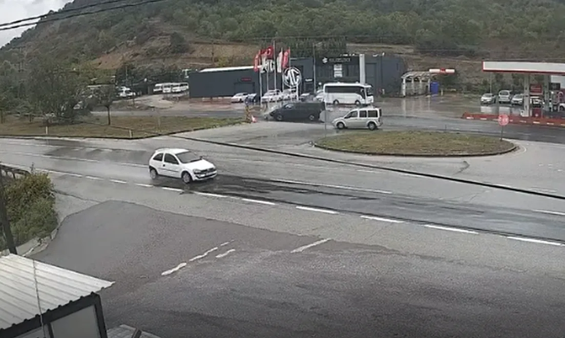 Yalova’da otomobilin ikiye bölündüğü kaza kamerada