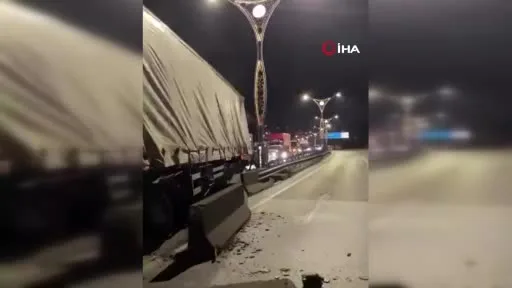 D-100’de peş peşe iki kaza: Tır ve otomobil refüje çarptı