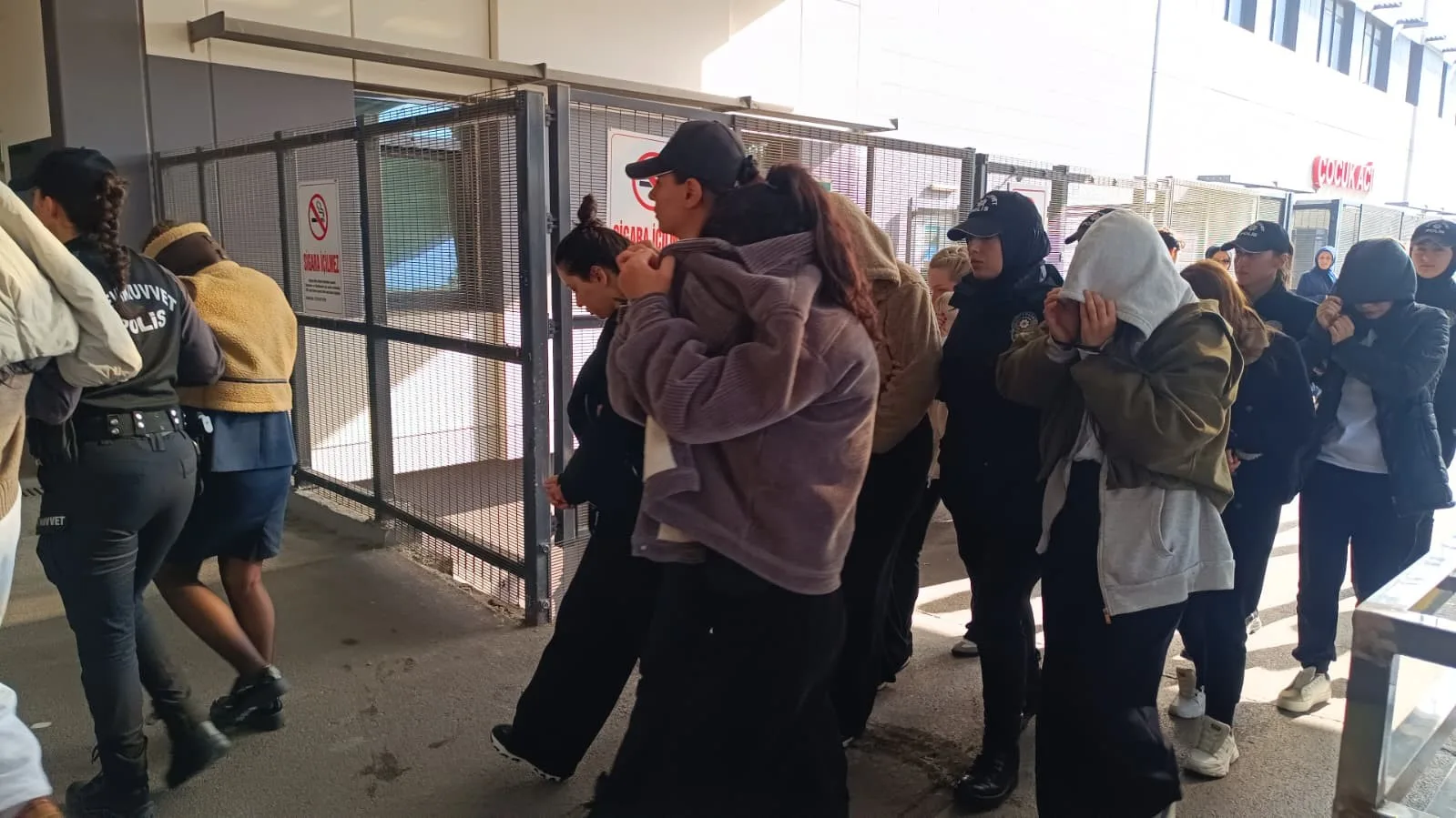 Yasa dışı üreme ticareti operasyonunda gözaltına alınan 44 şüpheli sağlık kontrolünden geçirildi