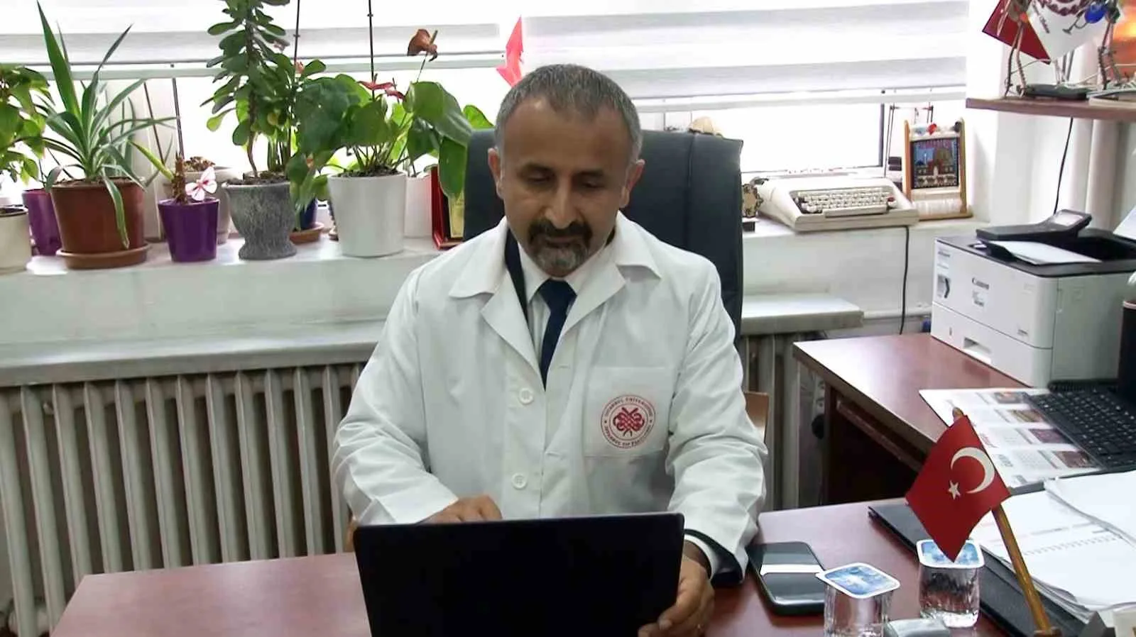 Ekran bağımlılığı kas ve iskelet sistemini vuruyor: "Ağrılar günlük hayatı da çok bozuyor, gelen hasta sayısı çok fazla"