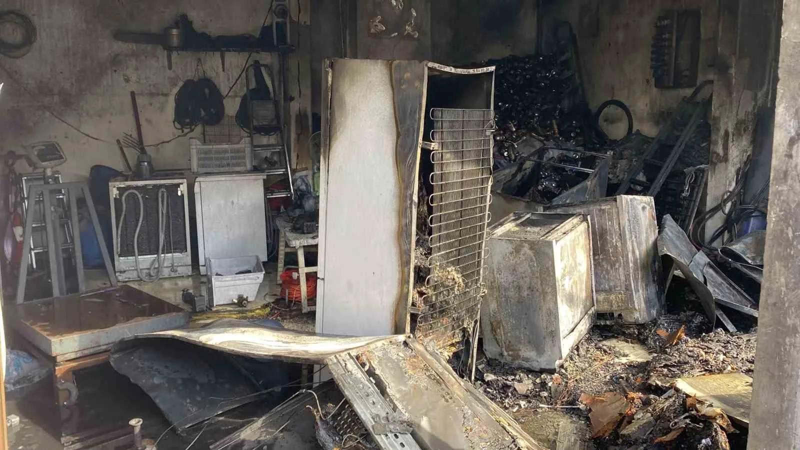 İş yerinde çıkan yangın 3 katlı binaya sıçradı: 2 kişi son anda kurtuldu