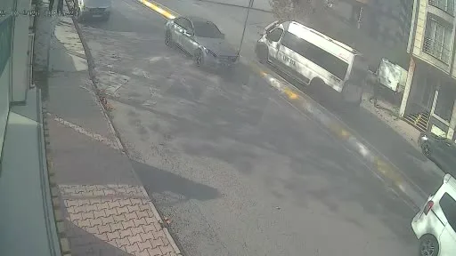Sürücü önce motosikletliye, ardından kaldırımda yürüyen yayaya çarptı