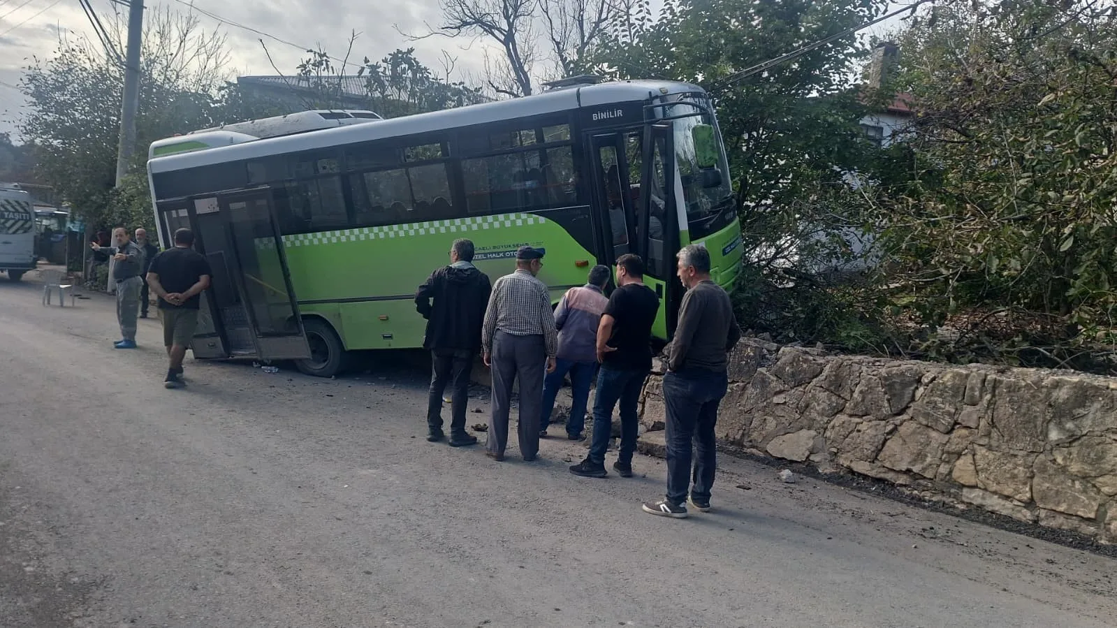 Kocaeli’de özel halk otobüsü duvara çarptı: 10 yaralı