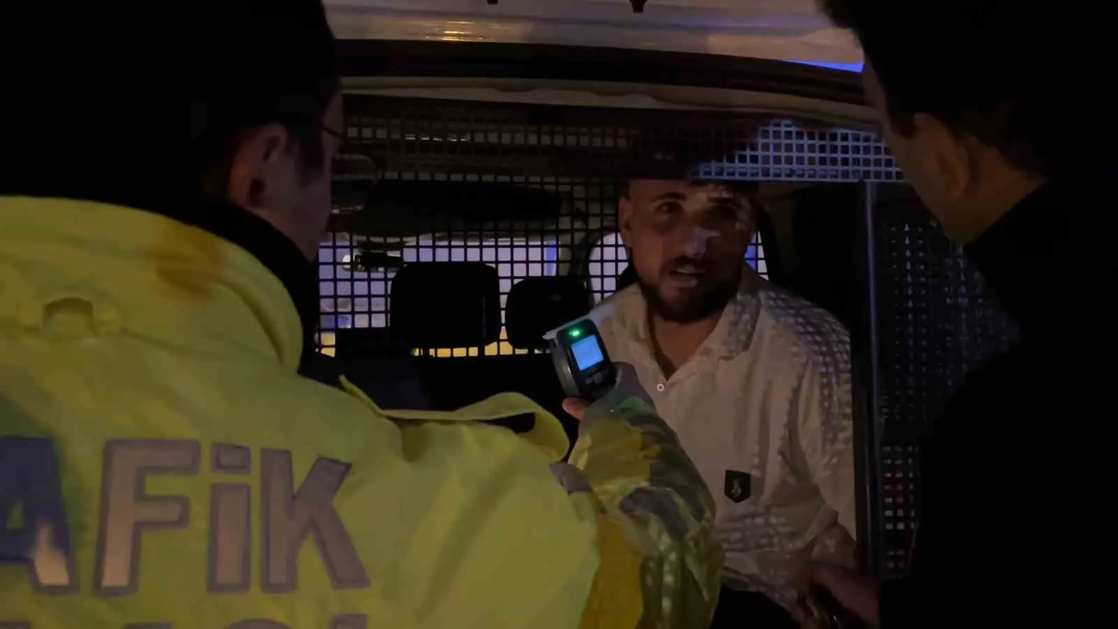 Bursa’da alkollü sürücü, polis uygulamasından kaçarken trafik lambasına çarptı