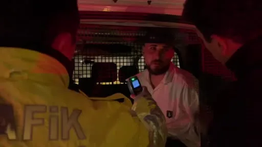 Bursa’da alkollü sürücü, polis uygulamasından kaçarken trafik lambasına çarptı