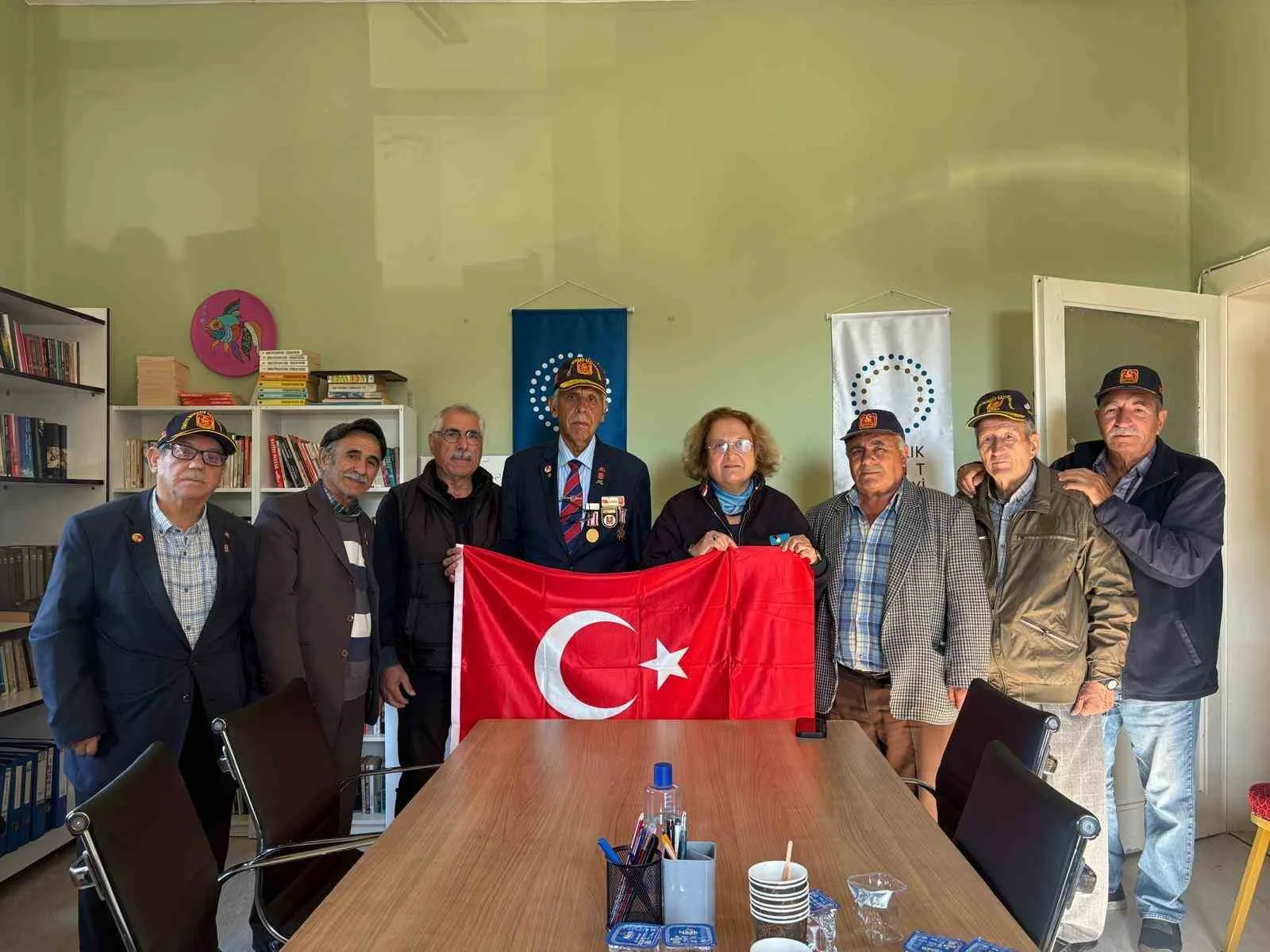 Ayvalıklı gazilerden Kent Konseyi Başkanı Füsun Atay’a anlamlı jest