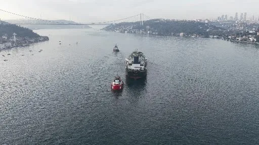İstanbul Boğazı trafiğe kapandı: Dron saldırısına uğrayan AK ANA tankerinin geçişi böyle görüntülendi