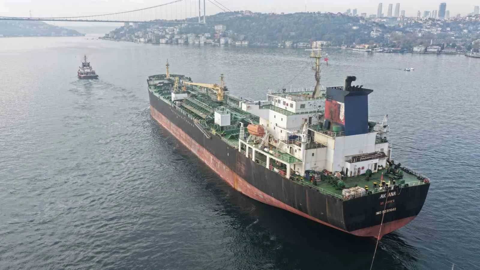 İstanbul Boğazı trafiğe kapatıldı: Dron saldırısına uğrayan AK ANA tankerinin geçişi havadan görüntülendi