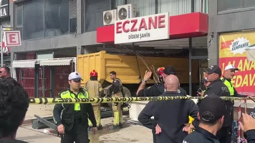 Pendik’te hafriyat kamyonu eczaneye daldı: 6 yaralı