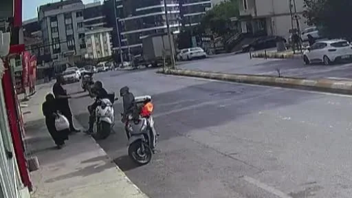 Pendik’te hafriyat kamyonun eczaneye daldığı anlar kamerada