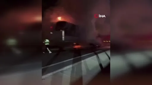 Seyir halindeki saman yüklü tır alev alev yandı