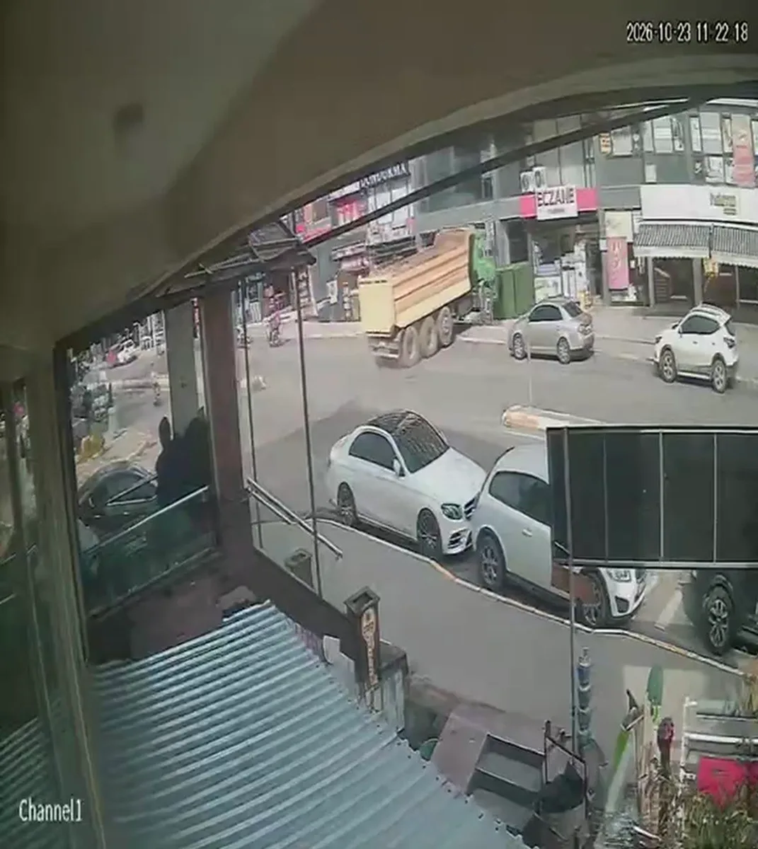 Pendik’te hafriyat kamyonunun eczaneye daldığı anlar kamerada