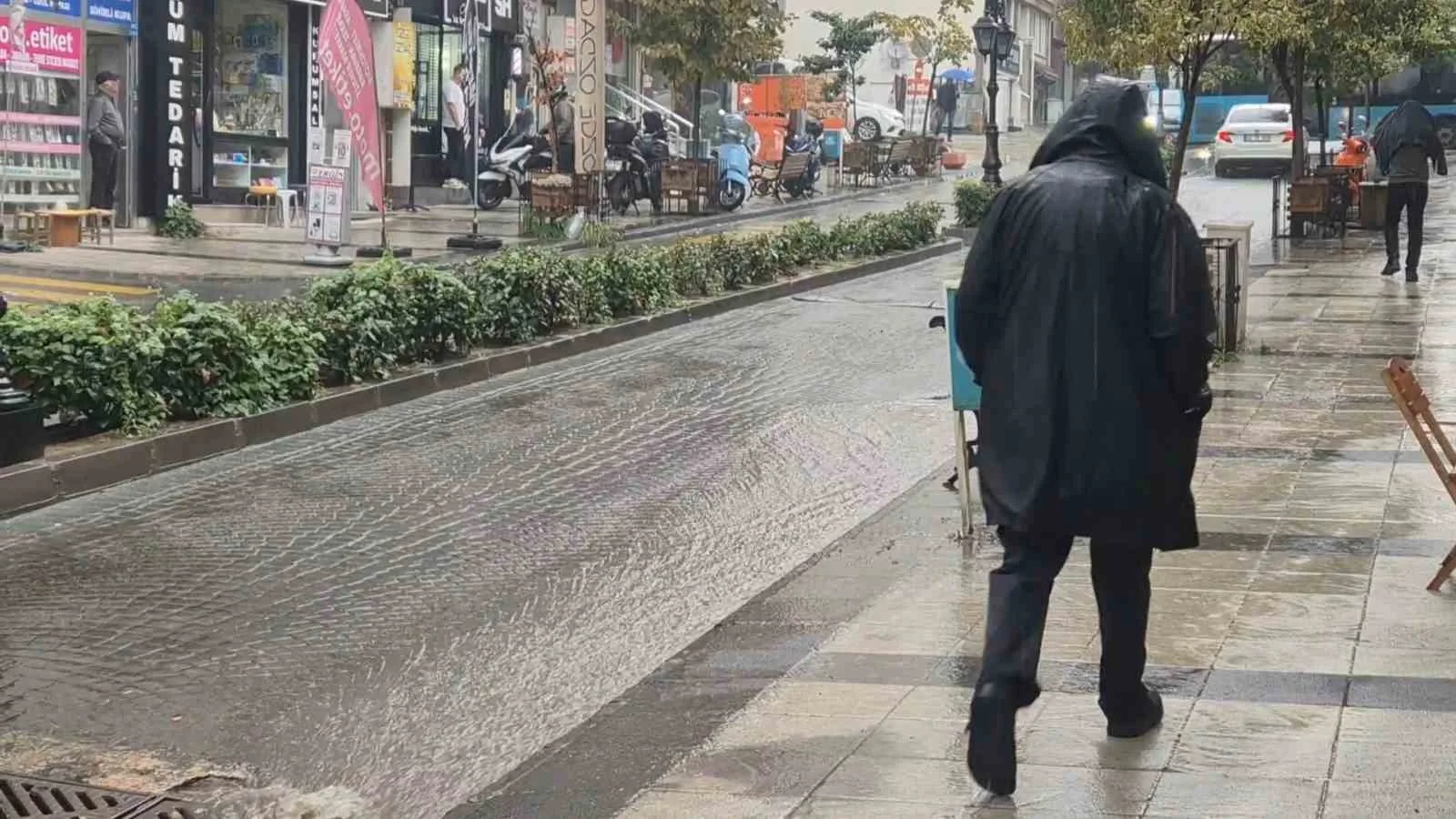 Tekirdağ’da beklenen yağış etkisini gösterdi, yollar adeta dereye döndü
