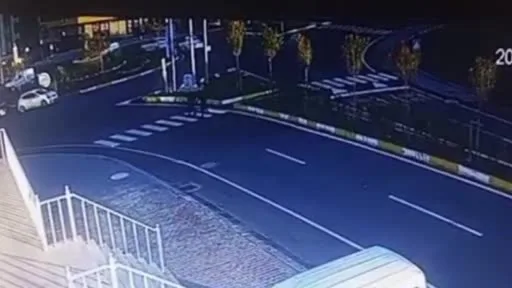 Yaya geçidinde iki öğretmene çarpan otomobilin dehşet anları kamerada