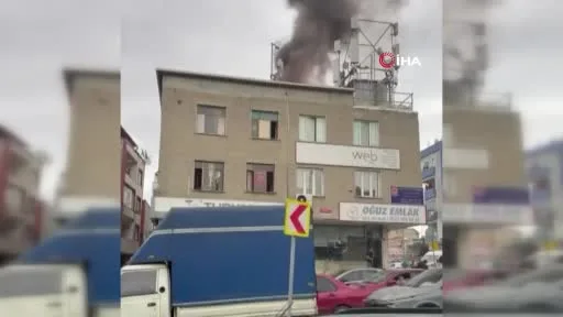 Küçükçekmece’de iki katlı binanın çatısı alevlere teslim oldu
