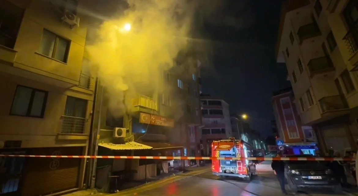 Kıraathanede gece yarısı çıkan yangın korkuttu