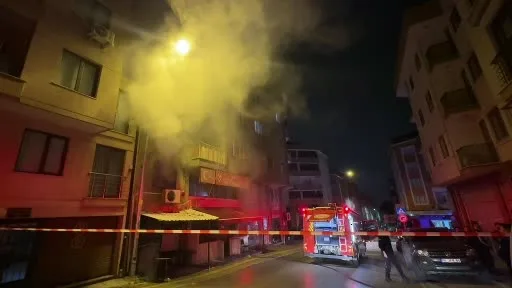 Kıraathanede gece yarısı çıkan yangın korkuttu