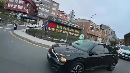 Kağıthane’de trafiğe takılan itfaiyeye motor sürücülerinden yardım: Trafiği durdurup yol açtılar