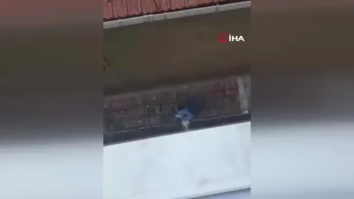 Küçükçekmece’de sarkıttıkları çarşafla pencereden inmeye çalışan 2 çocuk 4’üncü kattan düşerek yaralandı