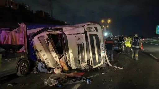 TEM’de feci ölüm: Kullandığı tırın altında kalan sürücü hayatını kaybetti, 2 yaralı