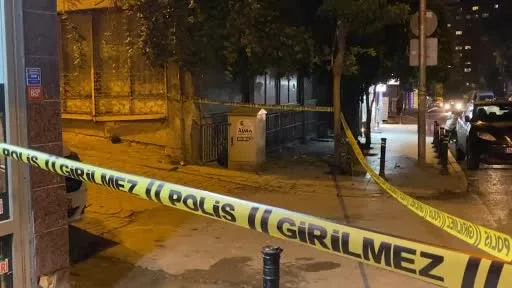 Zeytinburnu’nda iki grup arasındaki silahlı kavgada ev ve iş yerlerine mermi isabet etti