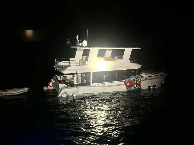 Çanakkale’de batma tehlikesi geçiren teknedeki 2 kişi kurtarıldı