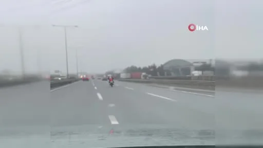 Motosikletlinin tehlikeli yolculuğu kameraya yansıdı