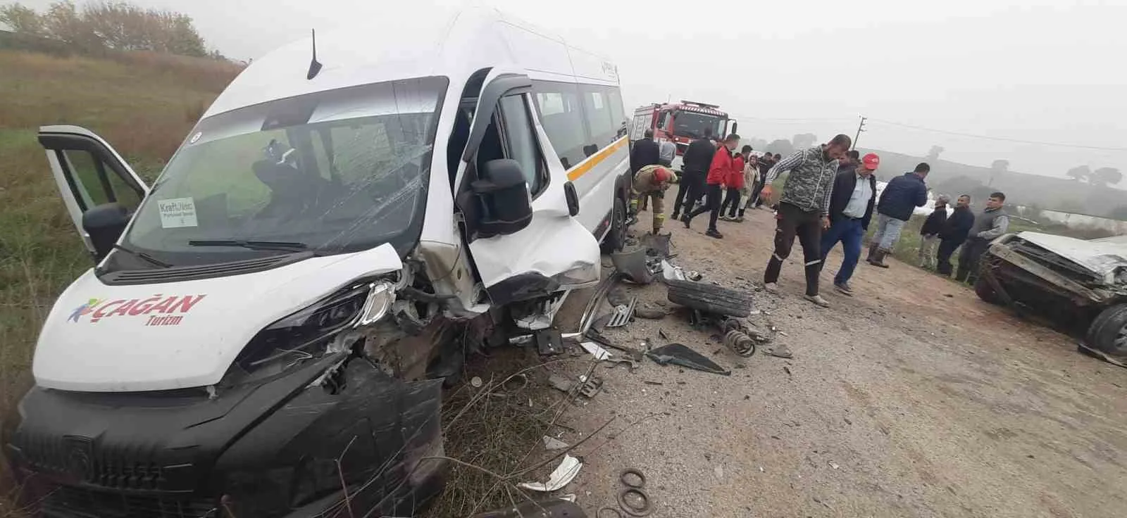 Susurluk’ta işçi servisi ile otomobil kafa kafaya çarpıştı: 10 yaralı