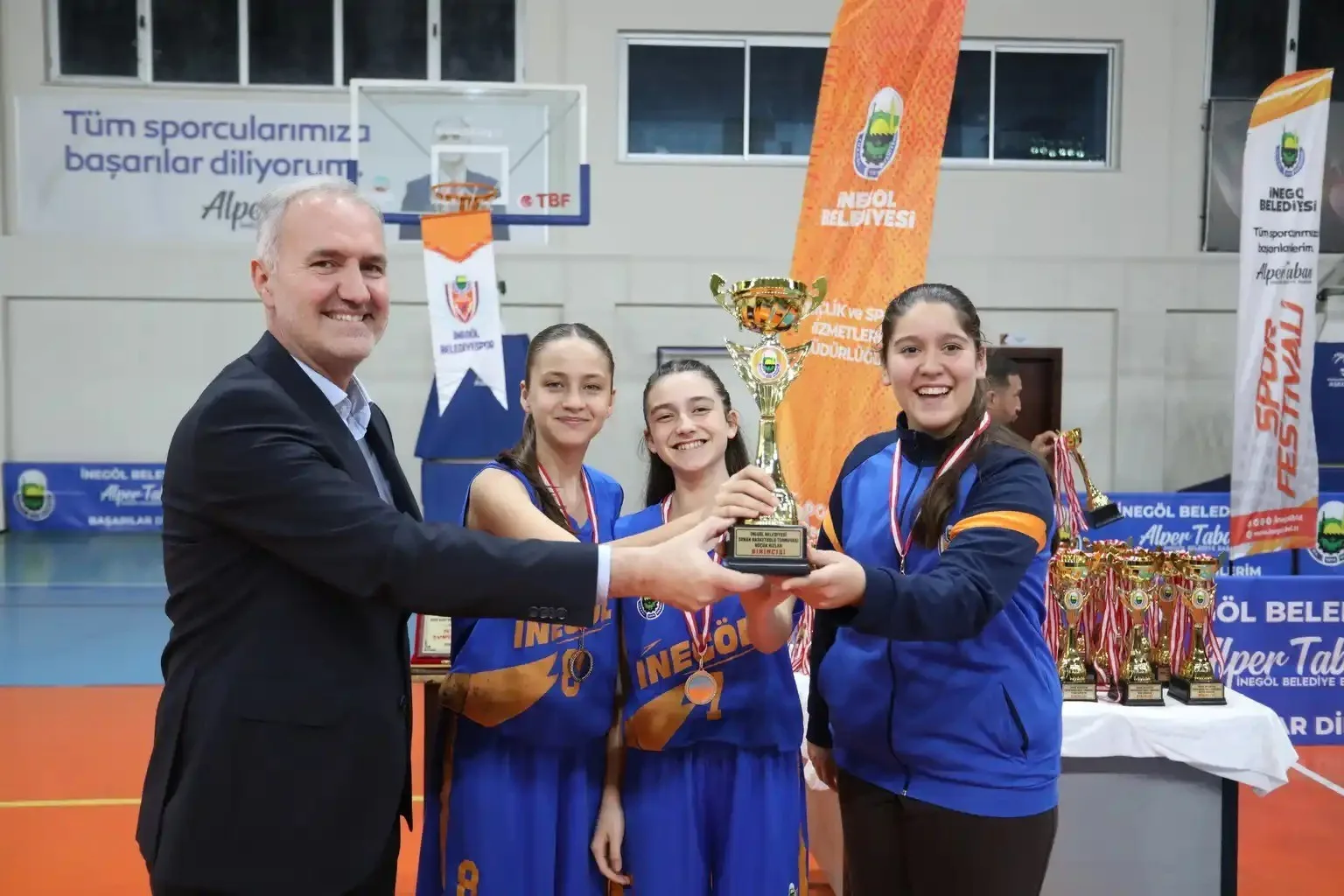 Sokak basketbolunda şampiyonlar kupalarını aldı
