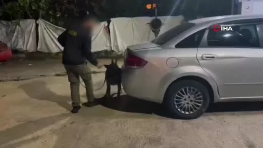 Otomobilin kaputundan uyuşturucu, cüzdandan altınlar çıktı