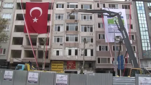 Bahçelievler’de kentsel dönüşüm kapsamında 6 bininci binanın yıkımı gerçekleştirildi
