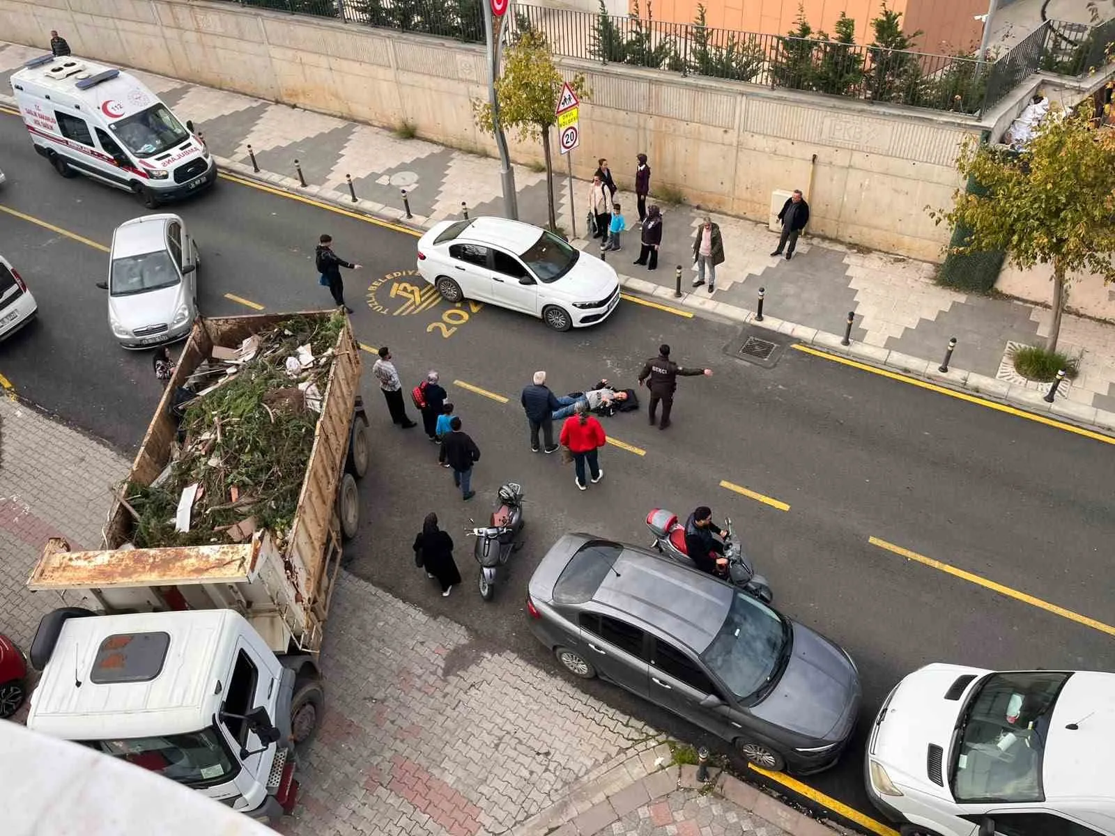 Tuzla’da belediye kamyonu motosikletle çarpıştı: 1 yaralı