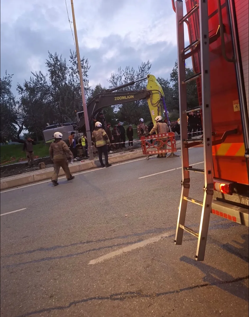 Bayrampaşa’da çalışma sırasında yol çöktü. Göçük altında kalanları olduğu iddia edilirken, olay yerine polis, AFAD, itfaiye ve sağlık ekipleri sevk edildi.