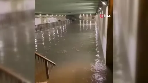 İstanbul’da sağanak yağış sonrası Pendik ve Tuzla’da yollar göle döndü