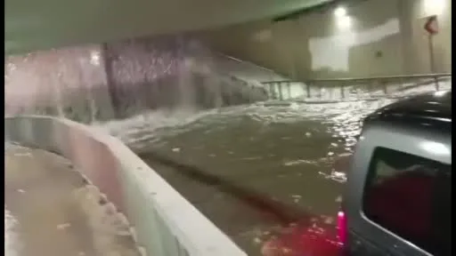 Pendik’te alt geçidi su bastı, sürücü ve kızı mahsur kaldı