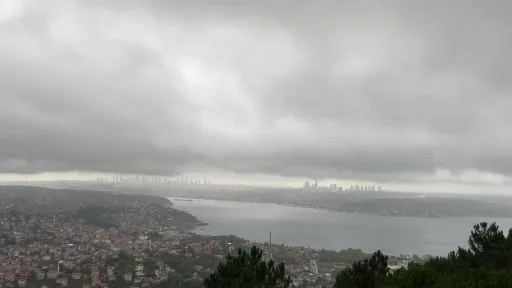 İstanbul Boğazı’nın üzerini yağmur bulutları kapladı